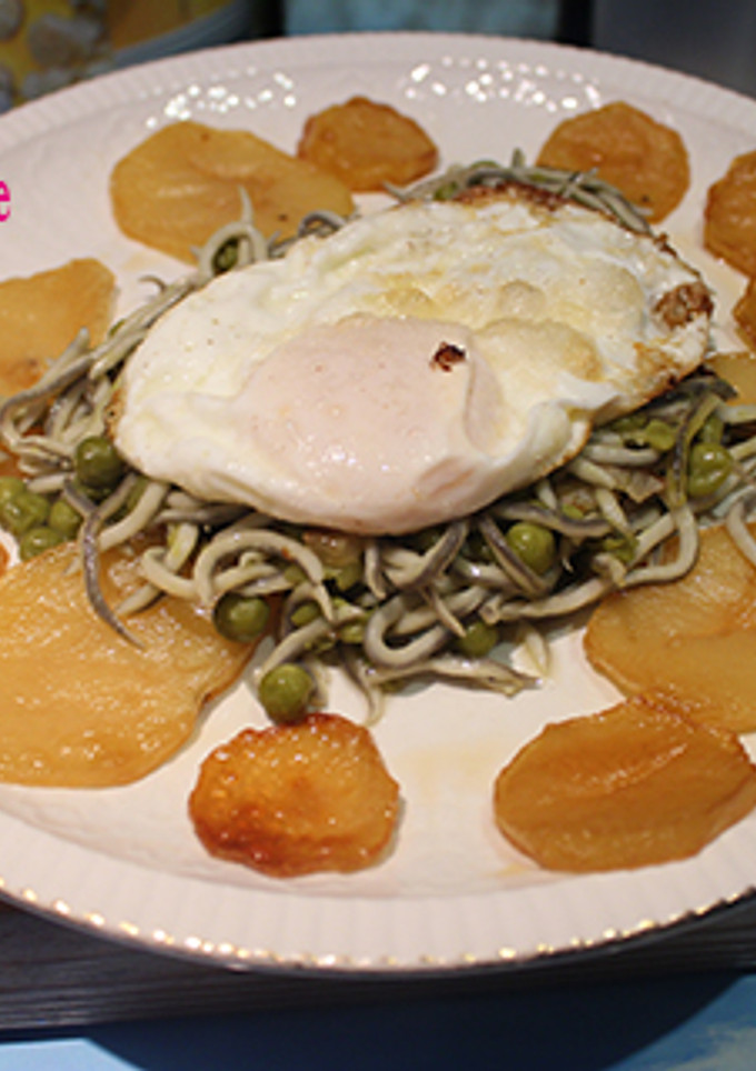 Una foto de Gulas con guisantes y huevo frito