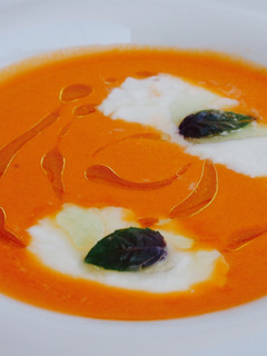 Una foto de Sopa fría de tomate con mozzarella
