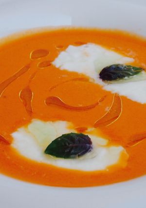Una foto de Sopa fría de tomate con mozzarella
