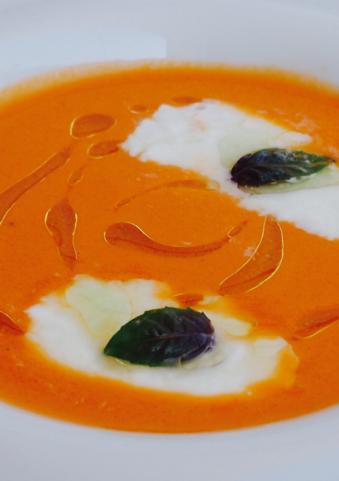 Una foto de Sopa fría de tomate con mozzarella