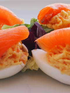 Una foto de Huevos rellenos de salmón ahumado y manzana verde