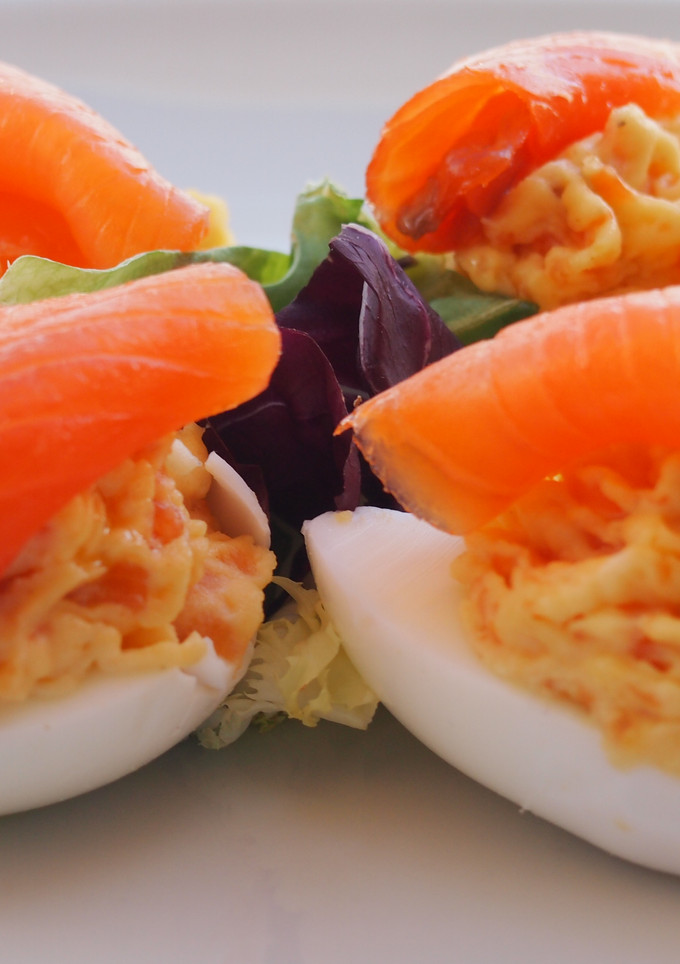 Una foto de Huevos rellenos de salmón ahumado y manzana verde