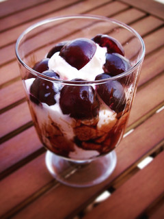 Una foto de Espuma de yogur con cerezas