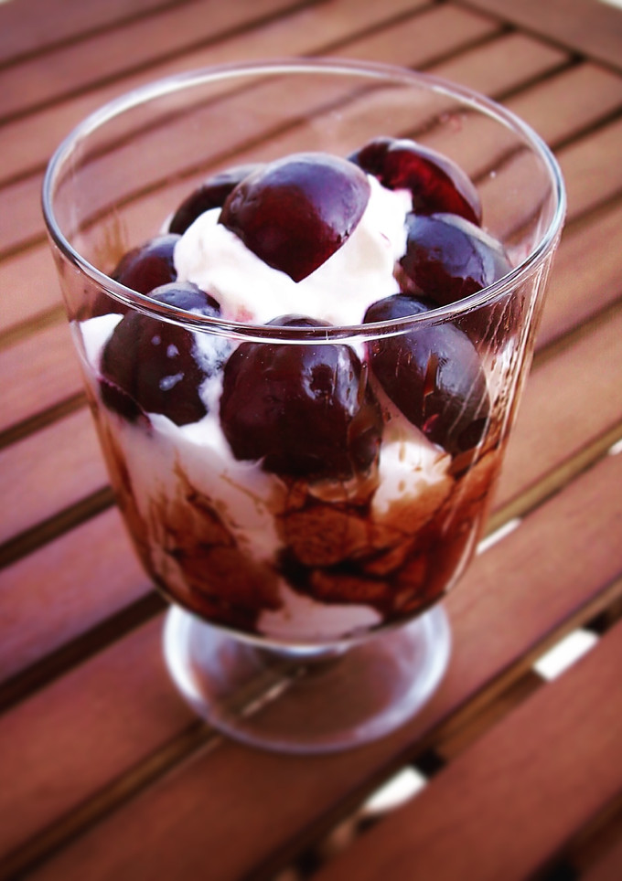 Una foto de Espuma de yogur con cerezas