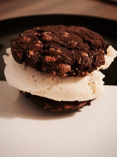 Una foto de Galletas de chocolate doble con helado