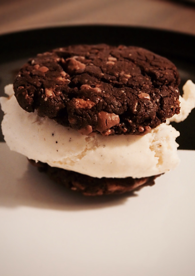 Una foto de Galletas de chocolate doble con helado