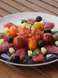 Ensalada de 3 tomates, queso tierno y aceitunas negras