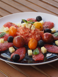 Una foto de Ensalada de 3 tomates, queso tierno y aceitunas negras