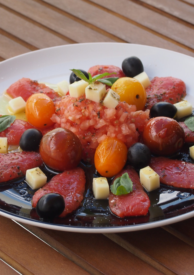 Una foto de Ensalada de 3 tomates, queso tierno y aceitunas negras