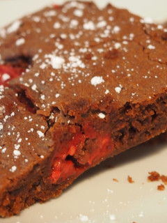 Una foto de Brownie de chocolate con frambuesas