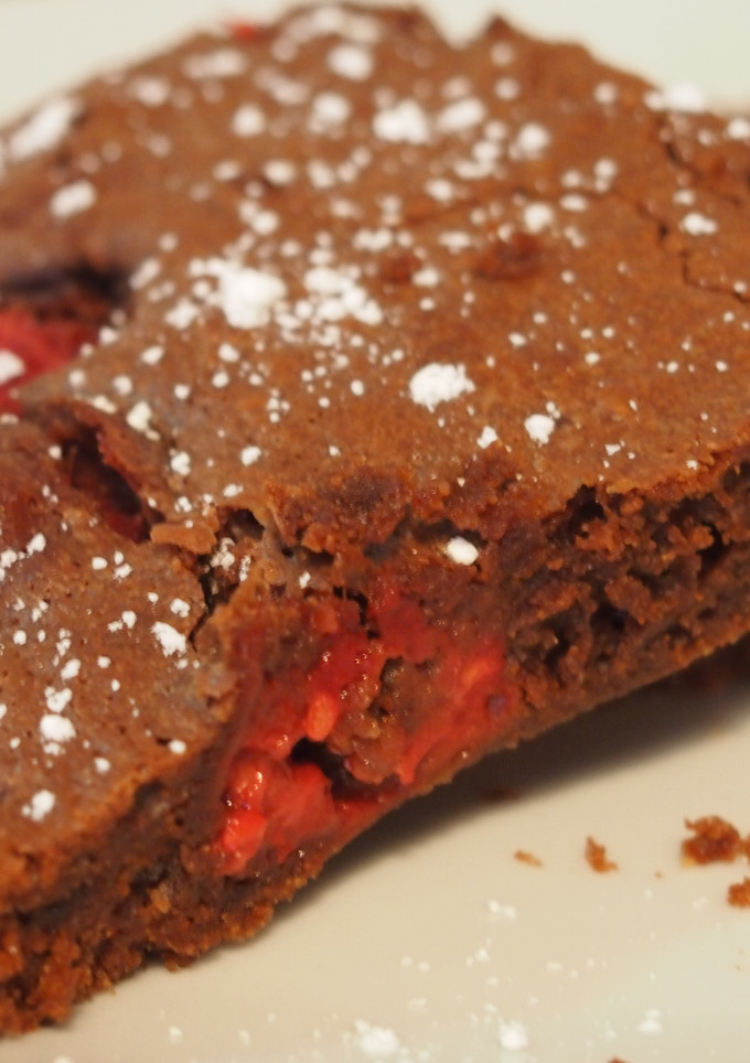 Una foto de Brownie de chocolate con frambuesas