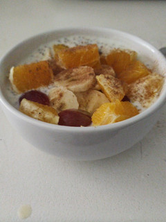 Una foto de Desayuno de avena con chía y fruta fresca