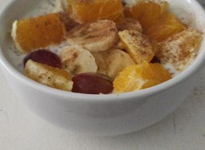 Foto principal de Desayuno de avena con chía y fruta fresca