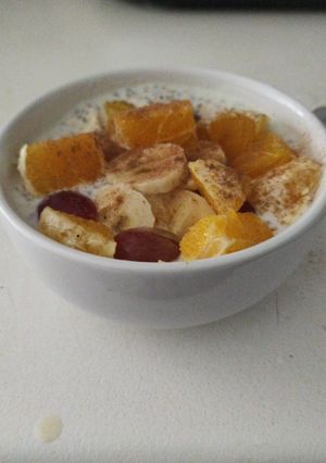 Una foto de Desayuno de avena con chía y fruta fresca