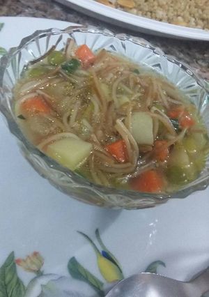 صورة لوصفة شوربة الشعرية بالخضار 🍲