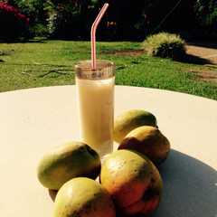 Una foto de Jugo de mango con avena