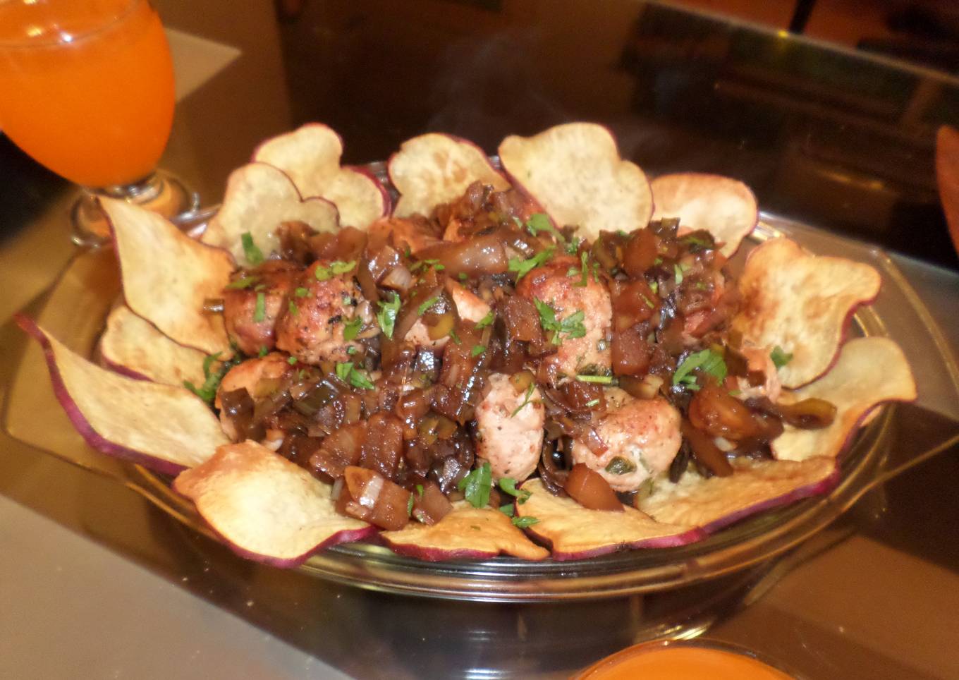 ALBONDIGAS DE CERDO EN SALSA DE ANANA CON BATATAS CHIPS
