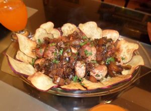 Una foto de ALBONDIGAS DE CERDO EN SALSA DE ANANA CON BATATAS CHIPS