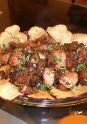 Una foto de ALBONDIGAS DE CERDO EN SALSA DE ANANA CON BATATAS CHIPS
