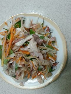 Hình của món Gà xé phay (nộm gà).