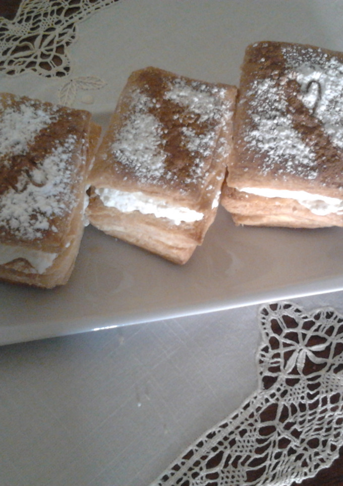 Una foto de Milhojas de crema y nata