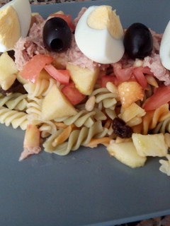 Una foto de Ensalada de pasta de colores