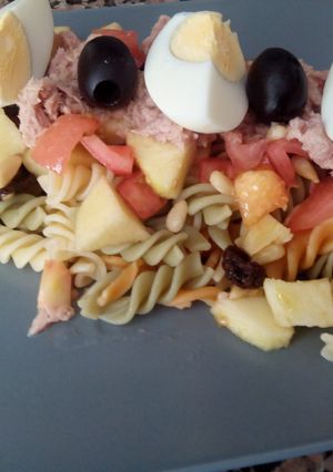 Una foto de Ensalada de pasta de colores
