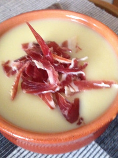 Una foto de Crema de espárragos blancos con virutas de jamón