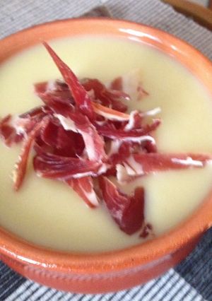 Una foto de Crema de espárragos blancos con virutas de jamón