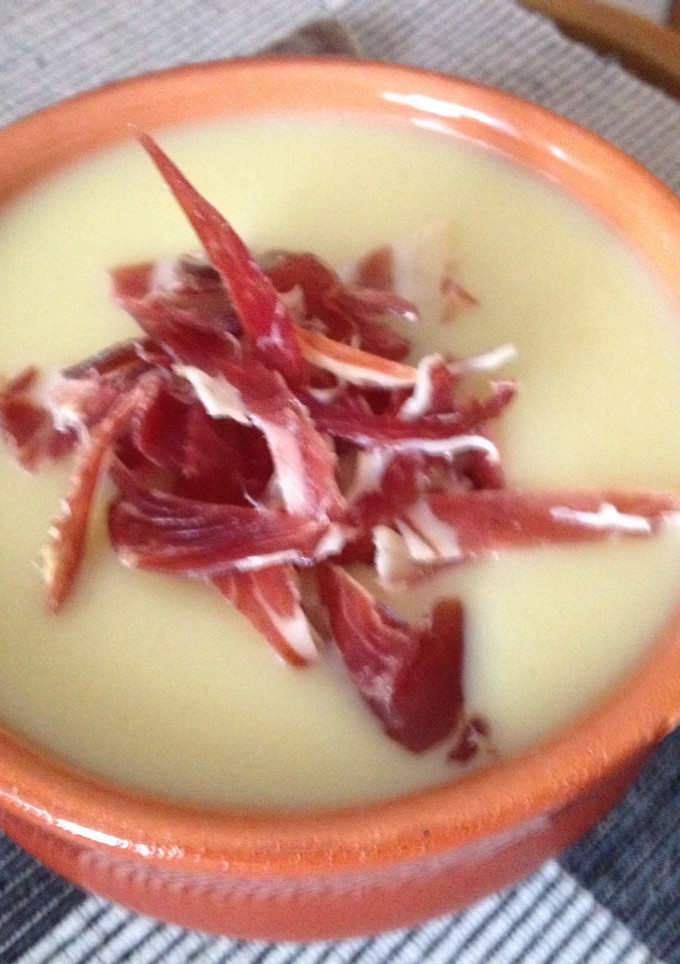 Una foto de Crema de espárragos blancos con virutas de jamón