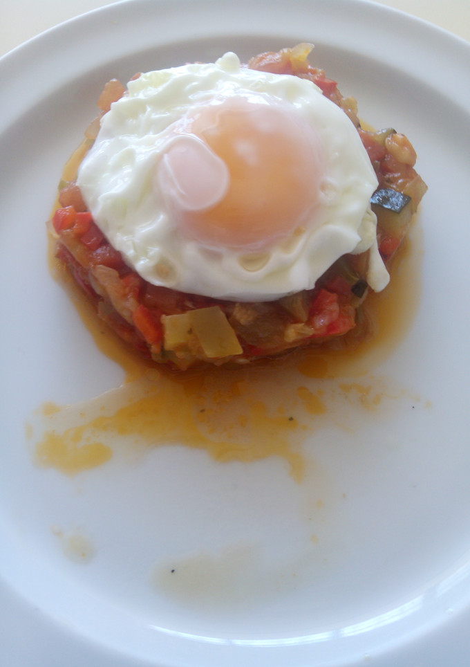 Una foto de Pisto con huevo frito