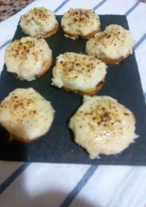 Una foto de Mini tostas de brandada de bacalao