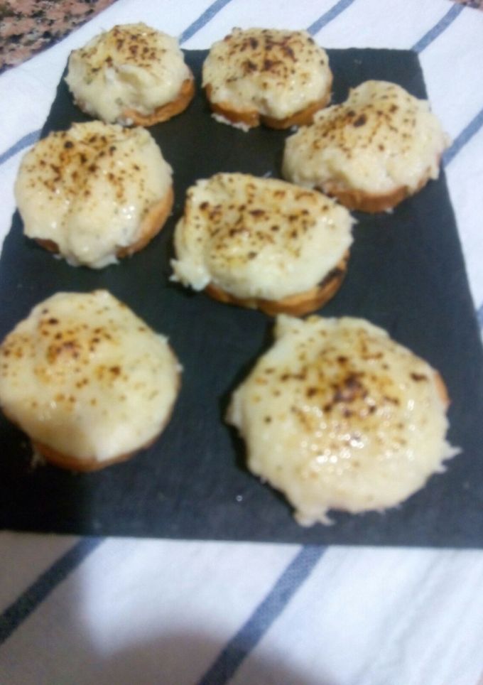 Una foto de Mini tostas de brandada de bacalao