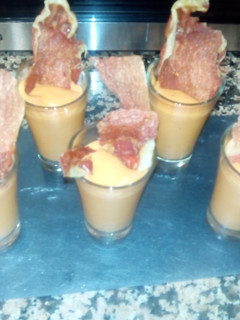 Una foto de Chupito de salmorejo cordobés con crujiente de jamón