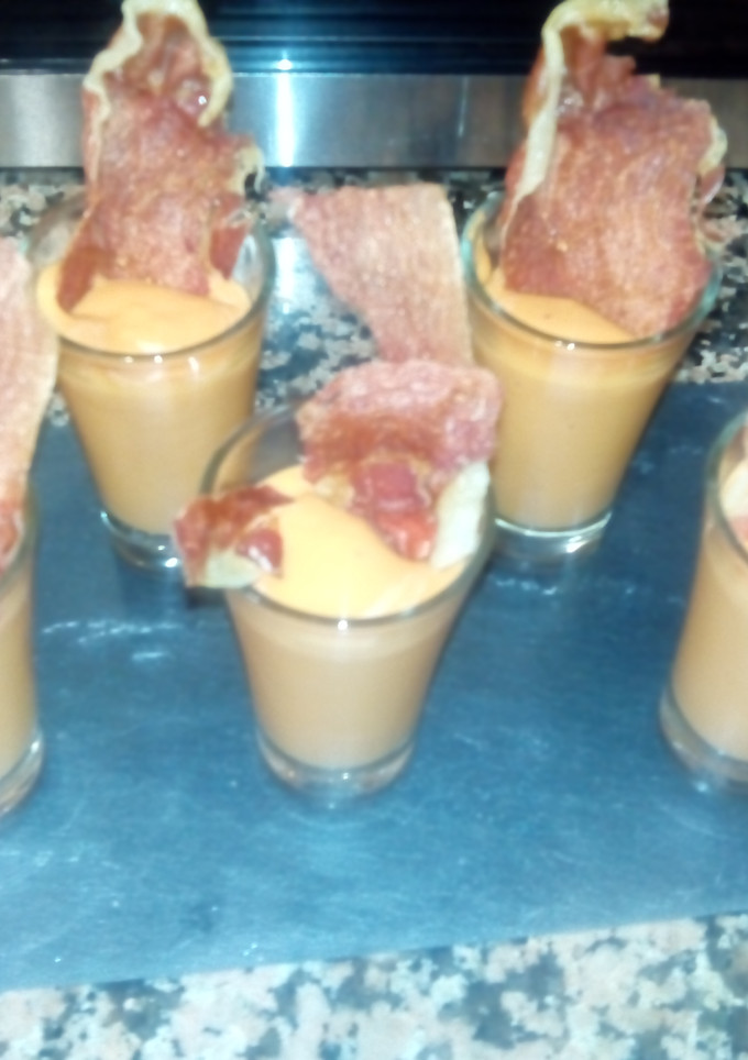 Una foto de Chupito de salmorejo cordobés con crujiente de jamón