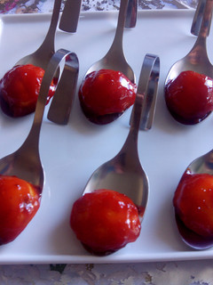 Una foto de Bombón de queso relleno de manzana caramelizada y bañados con mermelada de pimiento (cucharitas)