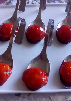 Una foto de Bombón de queso relleno de manzana caramelizada y bañados con mermelada de pimiento (cucharitas)