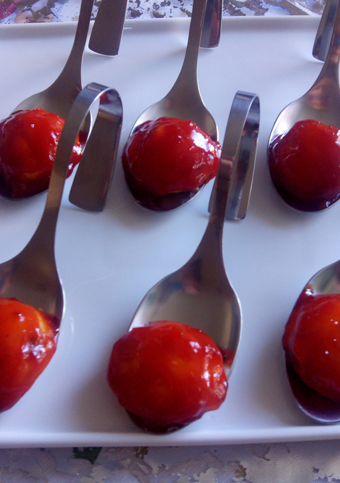 Una foto de Bombón de queso relleno de manzana caramelizada y bañados con mermelada de pimiento (cucharitas)