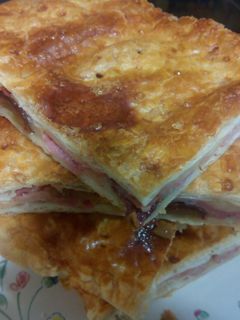 Una foto de Empanada de bacón, dátiles y queso
