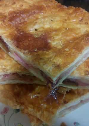Una foto de Empanada de bacón, dátiles y queso