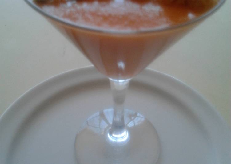 Copa de crema fría de tomate con berberechos y daditos de pan crujientes