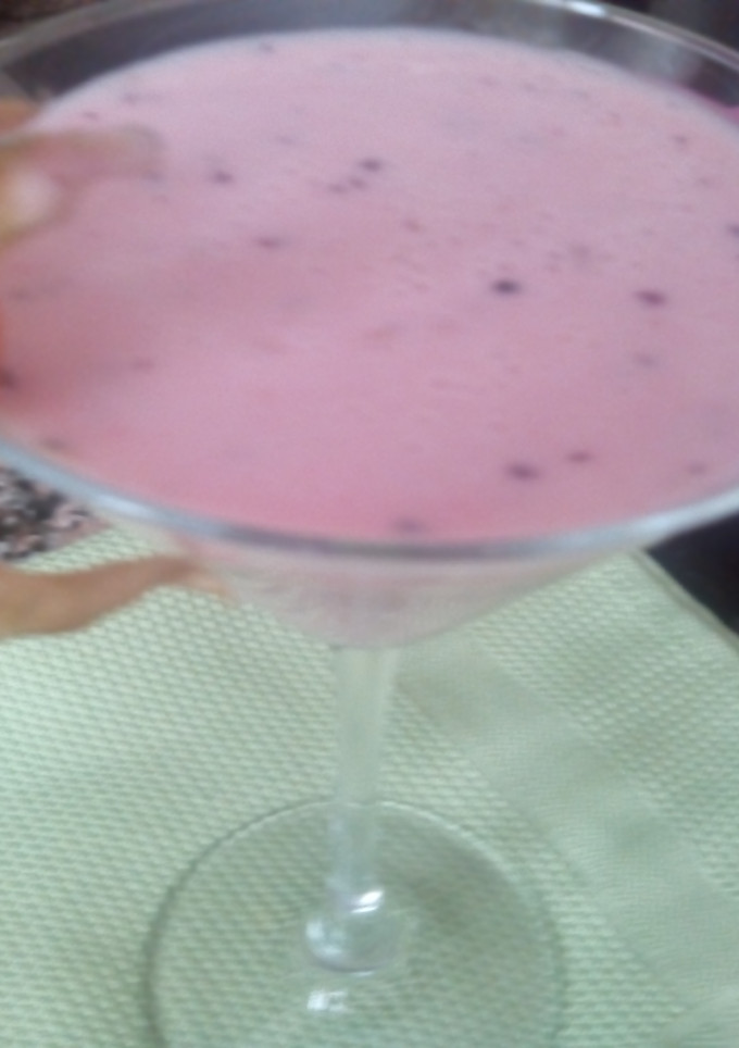 Una foto de Batido de arándanos y frambueasa con leche kefirada
