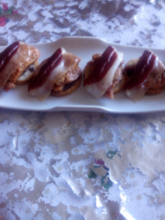Una foto de Tostas de foie con mermelada de cebolla y jamón de pato