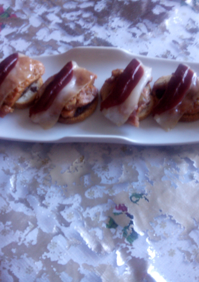 Una foto de Tostas de foie con mermelada de cebolla y jamón de pato