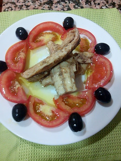 Una foto de Ensalada de caballa con olivas negras