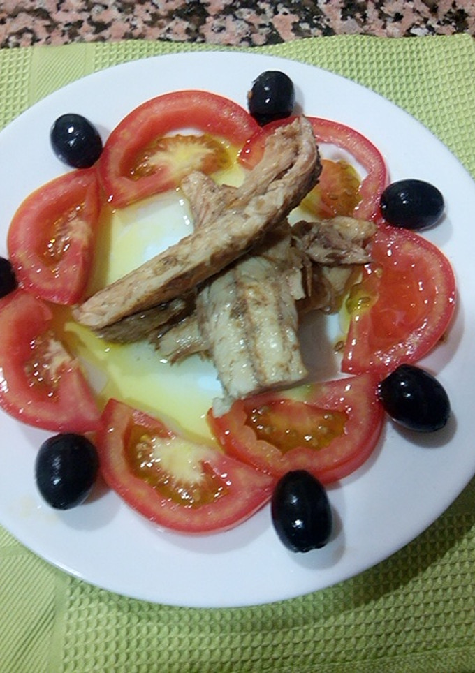 Una foto de Ensalada de caballa con olivas negras