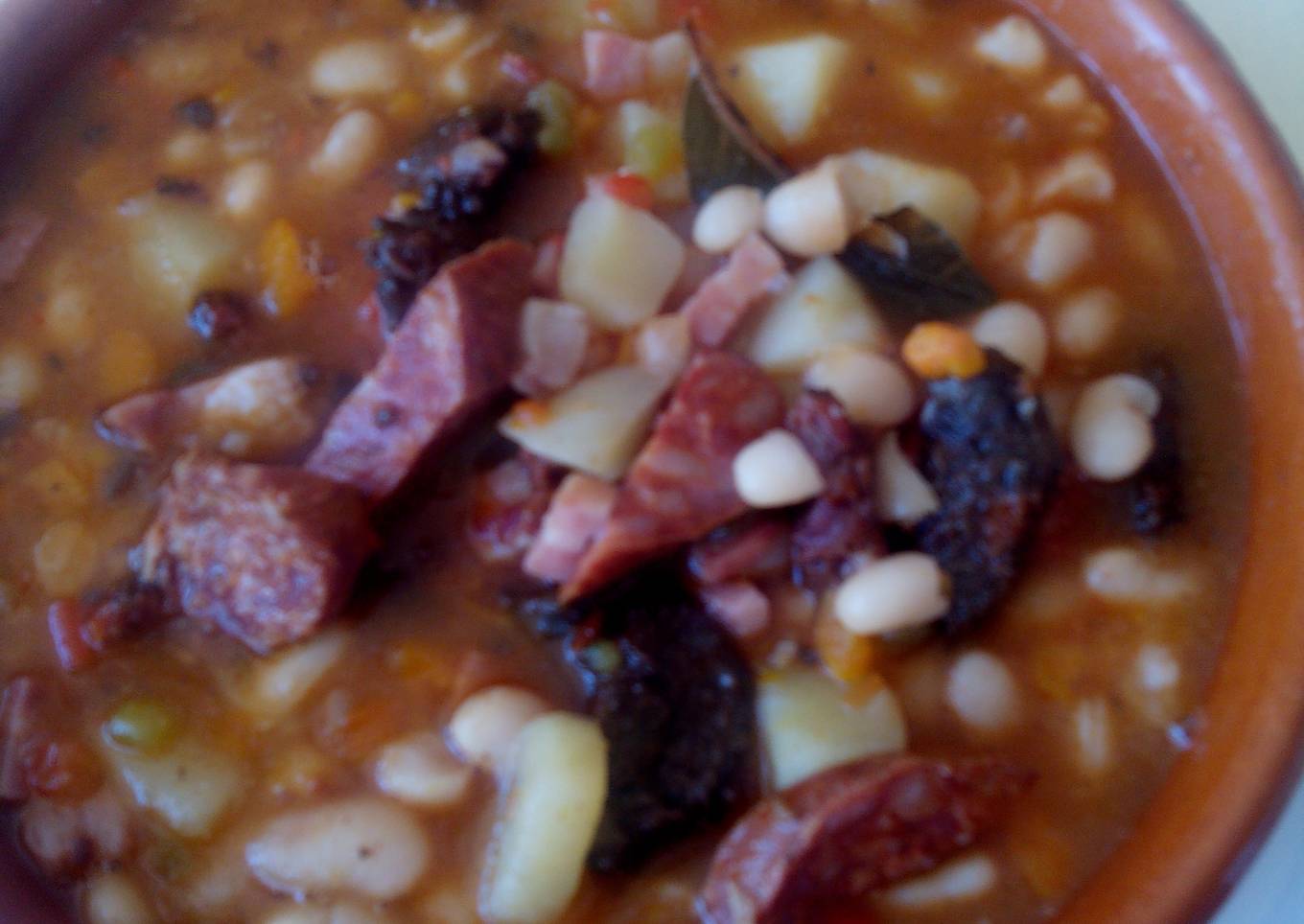 Alubias blancas guisadas tipo fabada asturiana