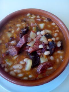 Una foto de Alubias blancas guisadas tipo fabada asturiana