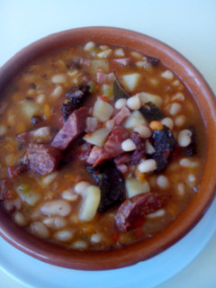 Una foto de Alubias blancas guisadas tipo fabada asturiana