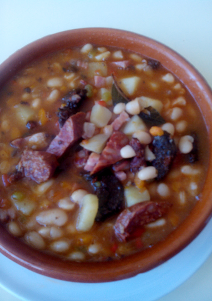 Una foto de Alubias blancas guisadas tipo fabada asturiana